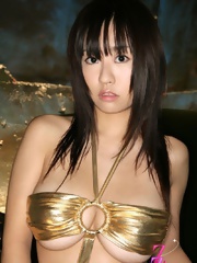 Big breasted model Hitomi Kitamura in a stunning bikini