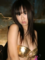 Big breasted model Hitomi Kitamura in a stunning bikini