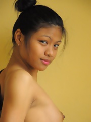Dark skinned Filipina amateur Annie strips off her perfect brown body
